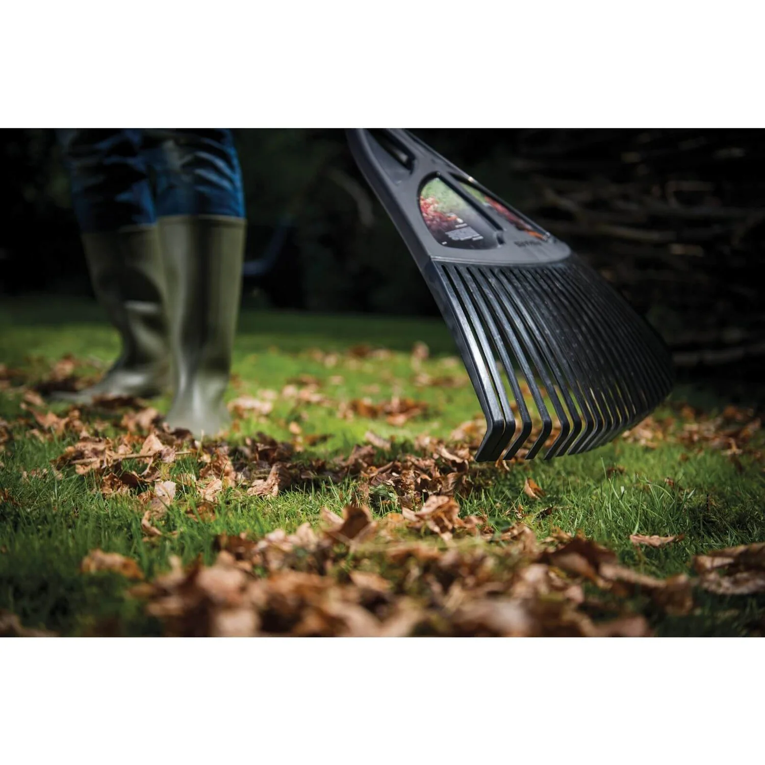 Fiskars Leaf Garden Rake - Extra Large - Image 3