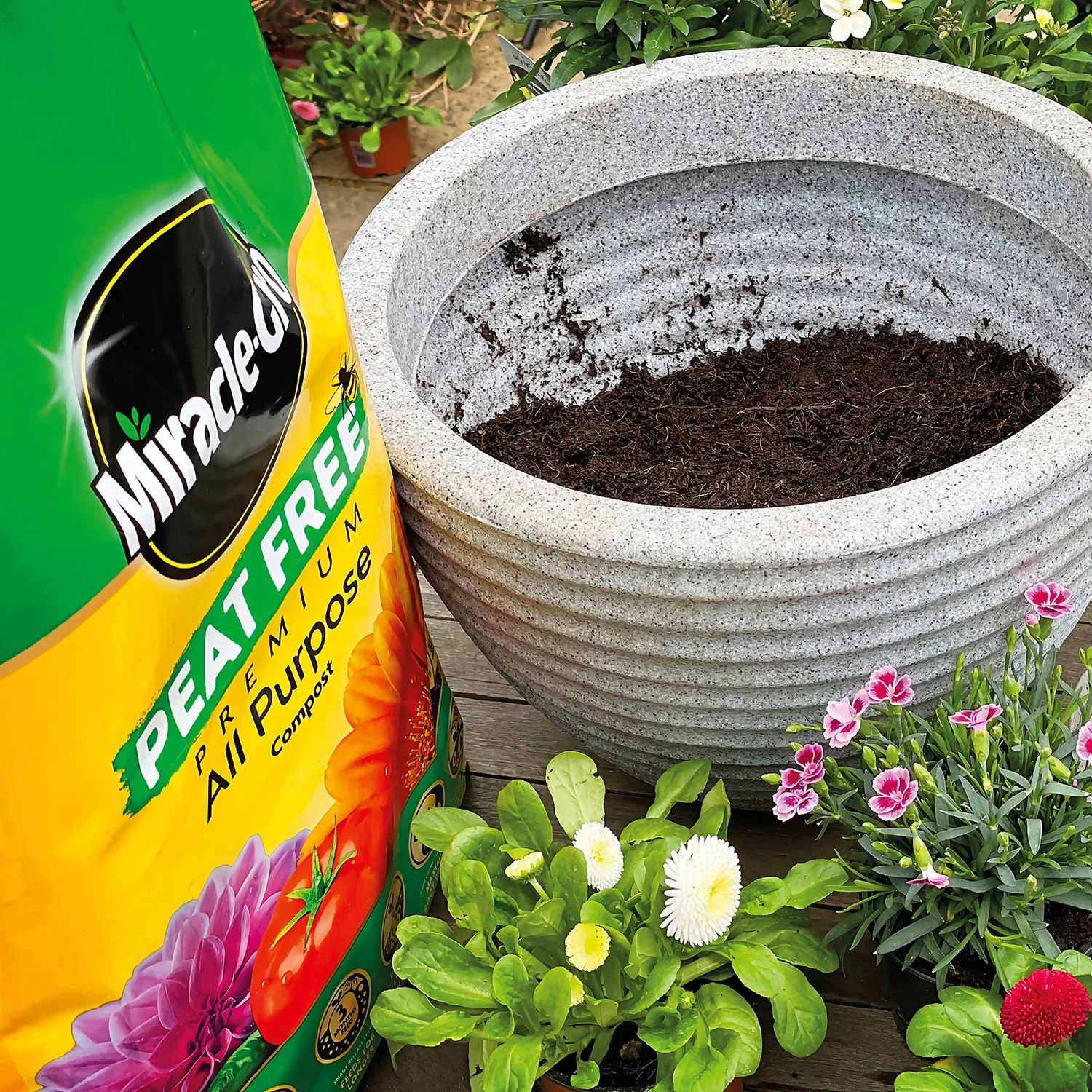 Miracle-Gro Peat Free Premium All Purpose Compost 40L - Image 2